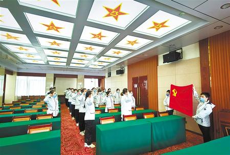 一次難得的黨課——甘肅第二、第三批援鄂醫(yī)療隊(duì)預(yù)備黨員宣誓儀式側(cè)記