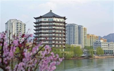 臨夏州永靖縣劉家峽鎮(zhèn)黃河兩岸花紅柳綠