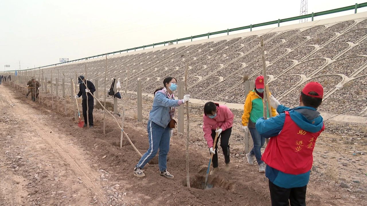 金昌市黨政軍領(lǐng)導(dǎo)與千名干部職工部隊官兵一同植樹 張永霞楊建武王富民等參加