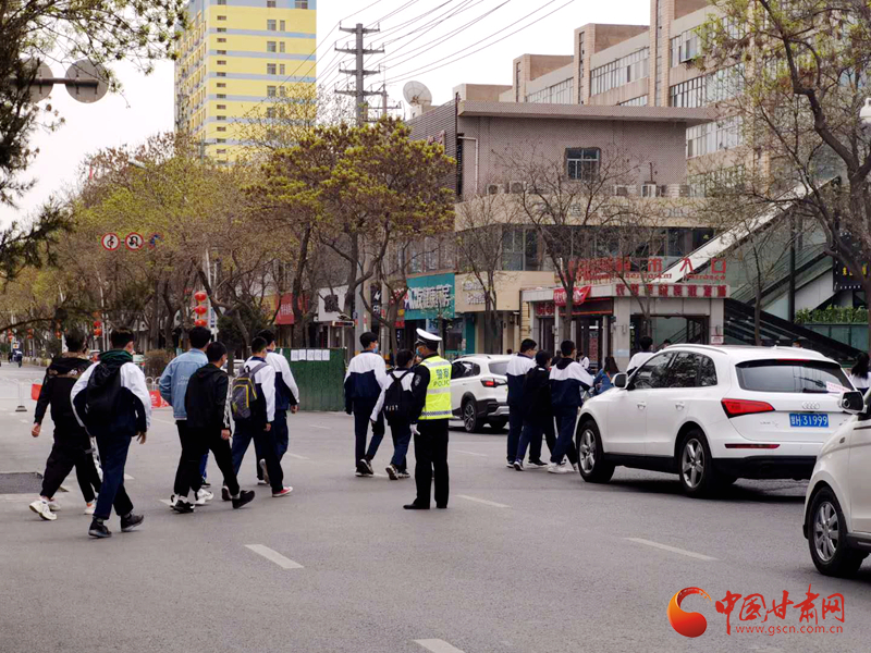 保駕護(hù)航！涼州公安交警“護(hù)學(xué)崗” 撐起“平安傘”