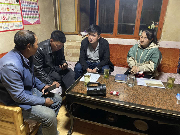 圖為木耳鎮(zhèn)紀(jì)檢干事盧建民（左三）連夜在多壩村多壩組奚連德家中了解受災(zāi)情況，排查安全隱患，并宣傳發(fā)生次生災(zāi)害的相關(guān)知識。_副本.jpg
