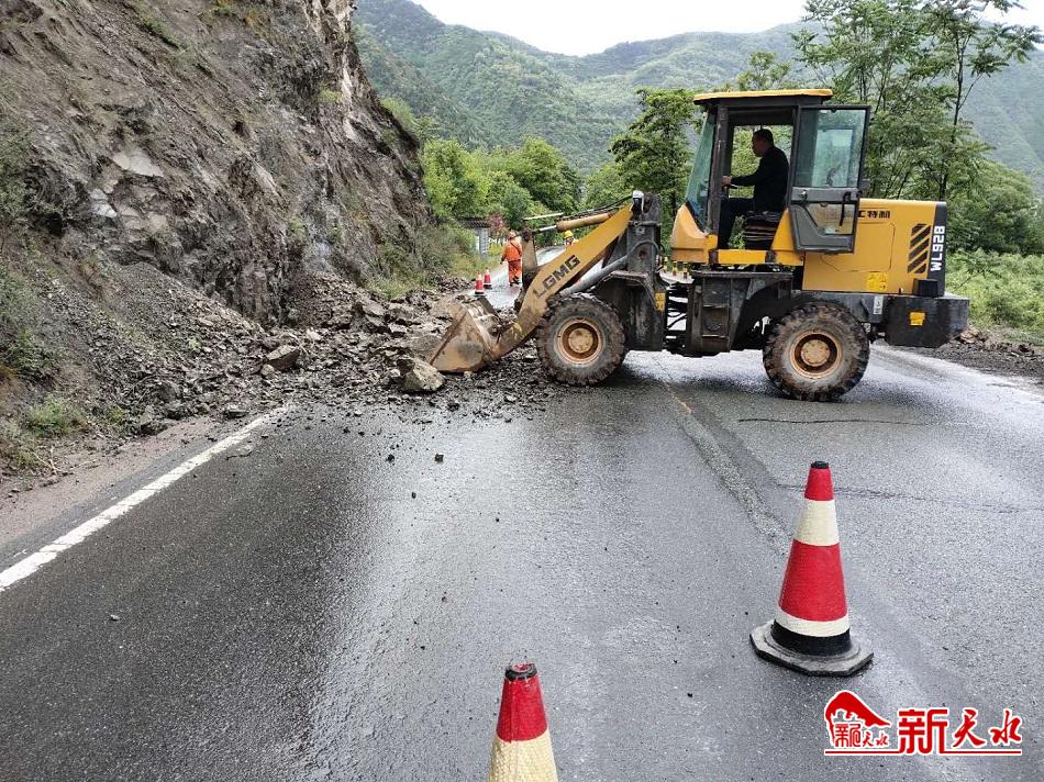 天水公路局高養(yǎng)中心清理塌方落石