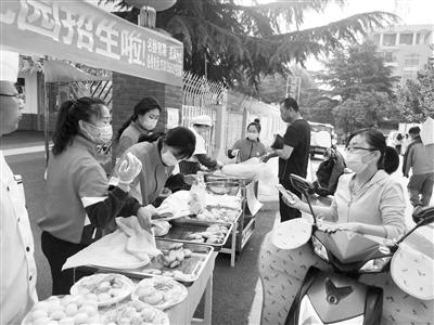 “劉大廚喊你來吃飯” 天水一幼兒園臨時“轉(zhuǎn)行”賣早點(diǎn)