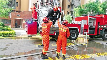 多方聯(lián)動 快速反應 ——省消防救援總隊高層小區(qū)消防救援演練記