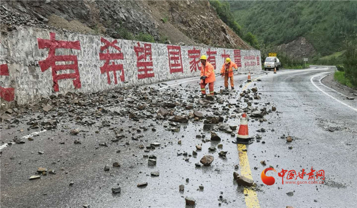 甘肅：端午降雨來襲公路人搶險(xiǎn)保暢通