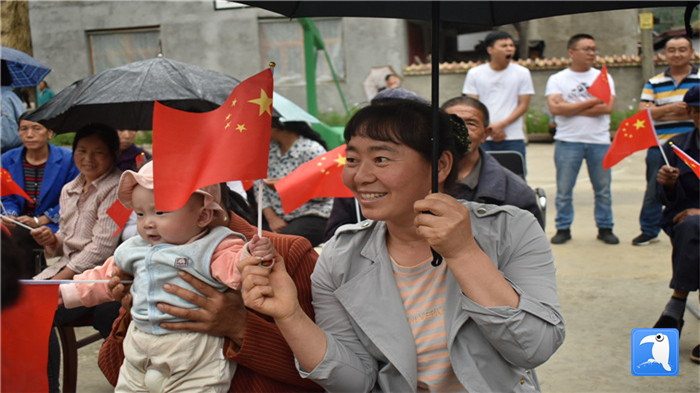 隴南市紀(jì)委監(jiān)委黨員干部與宕昌縣官亭鎮(zhèn)杜家村群眾一起慶祝黨的生日。_副本.jpg