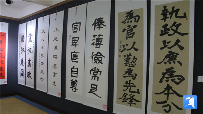 7月1日上午，定西市通渭縣紀(jì)委監(jiān)委舉辦“襄郡清風(fēng)·喜迎建黨99周年”廉政文化書(shū)畫(huà)展，共同為黨的生日獻(xiàn)禮。_副本.jpg