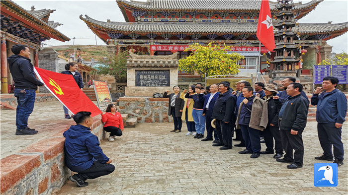 “七一”前夕，甘南州紀(jì)委監(jiān)委機(jī)關(guān)第二黨支部組織支部黨員和幫扶村黨員赴臨潭縣新城鎮(zhèn)蘇維埃舊址紅色教育基地參觀學(xué)習(xí)活動(dòng)。_副本.jpg