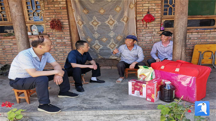 在建黨99周年來(lái)臨之際，隴南市禮縣紀(jì)委監(jiān)委在中壩鎮(zhèn)、三峪鄉(xiāng)開(kāi)展“七一”慰問(wèn)老黨員、困難黨員活動(dòng)，為他們送去組織的關(guān)懷和節(jié)日的問(wèn)候。_副本.jpg