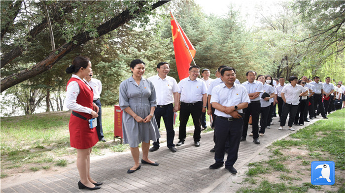 7月1日，嘉峪關(guān)市紀(jì)委監(jiān)委機(jī)關(guān)黨委在迎賓湖絲路廉潔文化主題公園舉行慶祝黨建99周年迎“七一”主題黨日活動(dòng)。_副本.jpg