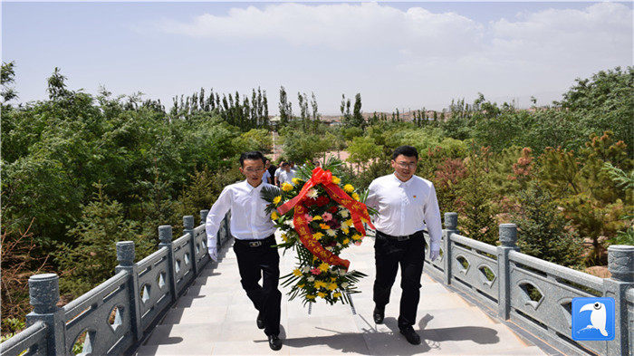 七一”前夕，白銀市紀(jì)委監(jiān)委機(jī)關(guān)黨委組織黨員來(lái)到紅軍西路軍景泰烈士陵園開(kāi)展主題黨日活動(dòng)。 朱鵬拍攝_副本.jpg