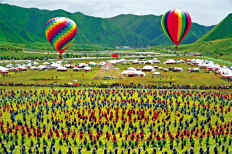 甘南碌曲草原3000人跳起鍋莊舞