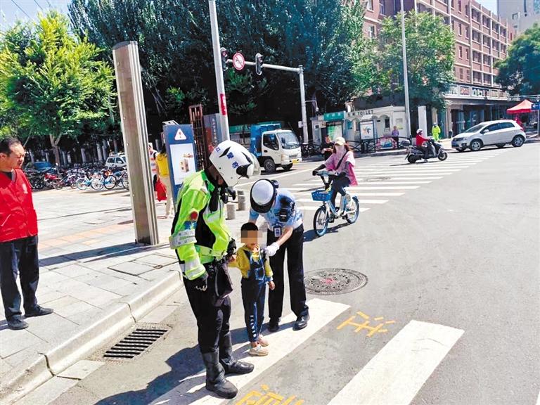 蘭州：父母在家呼呼大睡 3齡童獨自上街迷路