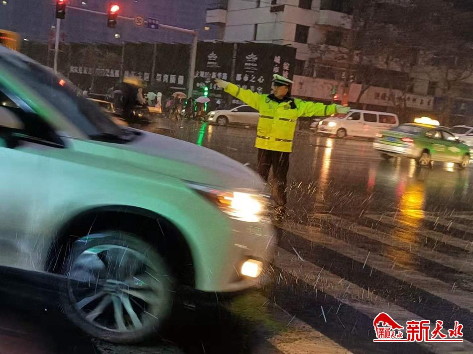 風(fēng)雪襲來(lái)，天水最美“警色”在路上！