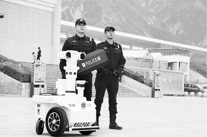 新奇！5G巡邏機(jī)器人亮相隴南武都街頭