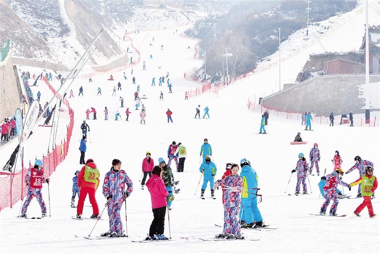 臨夏州永靖縣鳳凰嶺滑雪場吸引大批愛好者前來滑雪