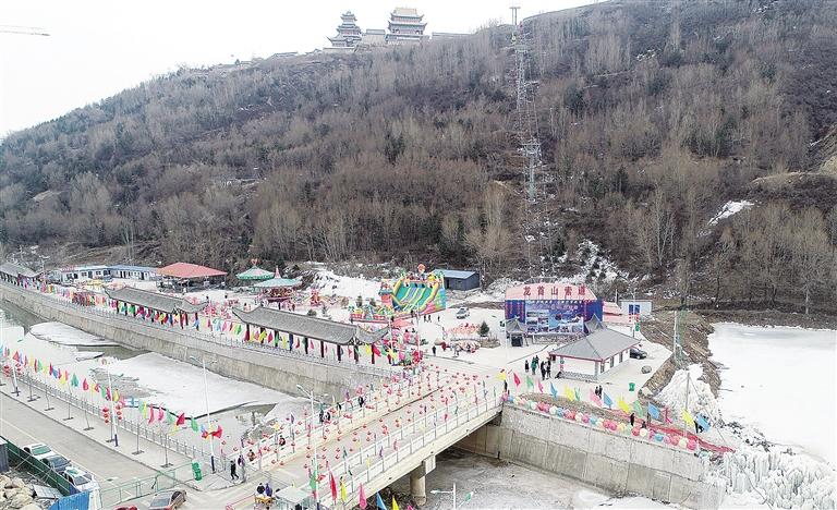 臨夏州龍首山風(fēng)景區(qū)迎來(lái)出游小高峰