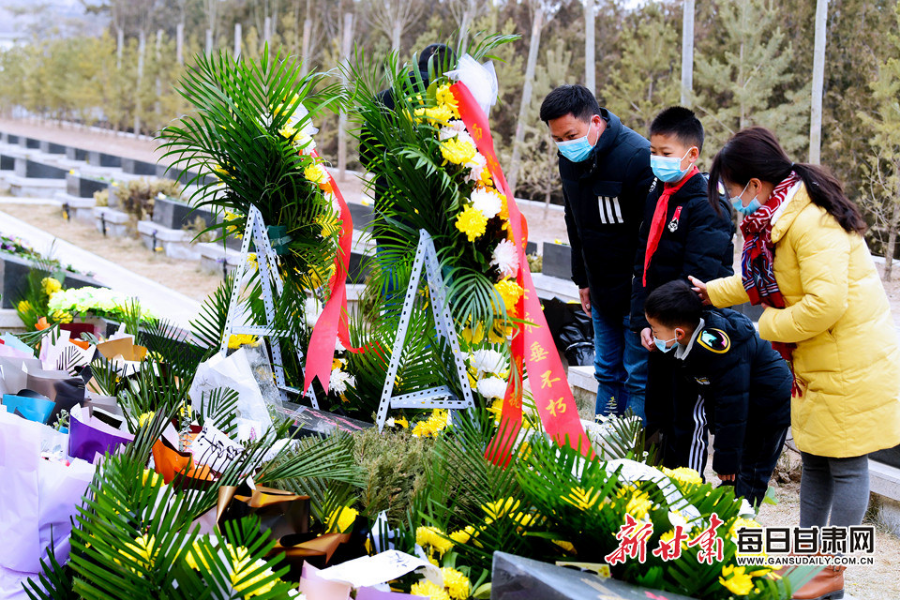 委托快遞、自發(fā)前往，社會各界在陳紅軍烈士墓前獻花致敬