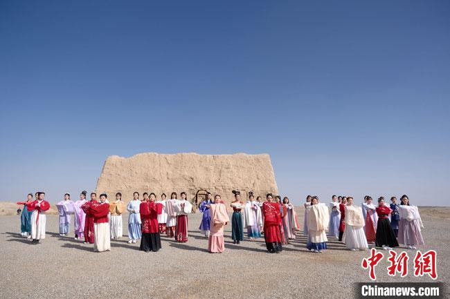 數(shù)十位身著古裝的女性通過體驗賞漢舞、習(xí)漢禮、吟誦詩詞等中華傳統(tǒng)文化，再現(xiàn)古絲綢之路的繁華盛景?！∏窳?攝