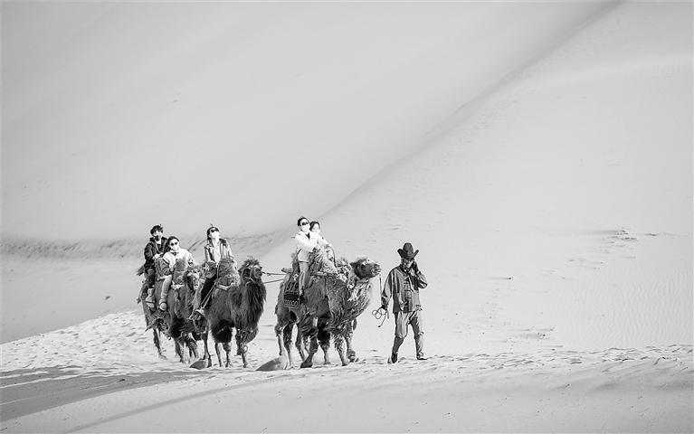 甘肅旅游丨鳴沙山·月牙泉景區(qū)“胡服”駝戶成亮點(diǎn)