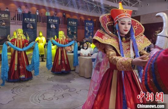 圖為中國首部邊塞史詩劇《天下雄關(guān)》首演發(fā)布會現(xiàn)場。　崔琳 攝