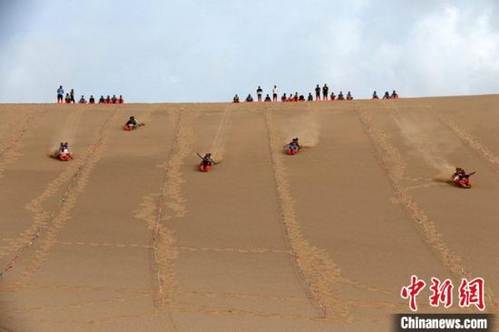 6月13日，敦煌鳴沙山月牙泉景區(qū)舉辦滑沙比賽?！垥粤?攝