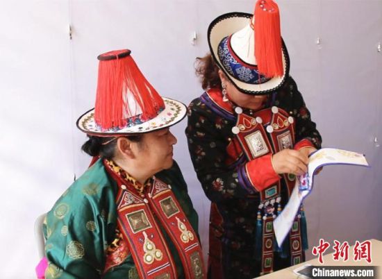 圖為用活態(tài)傳習(xí)的模式促進(jìn)裕固族非物質(zhì)文化遺產(chǎn)的保護(hù)傳承?！∈缝o靜 攝