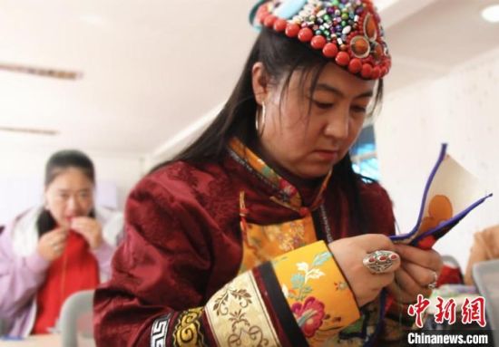 圖為裕固族婦女學(xué)習(xí)刺繡。　史靜靜 攝
