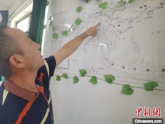 圖為甘肅省社會科學(xué)院絲綢之路研究所所長侯宗輝指出《絲綢之路古文明》課題組考察線路?！￠Z姣 攝