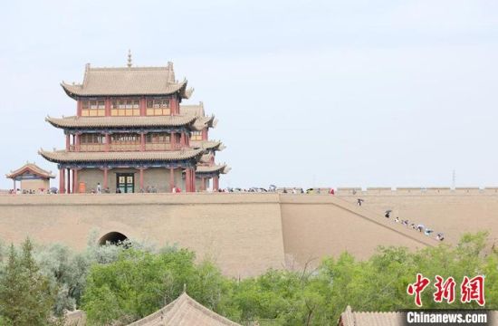 歷經(jīng)數(shù)十載保護(hù)修繕的古老關(guān)城得以延年益壽，成為了海內(nèi)外游客“絲路游”的必經(jīng)打卡地。　高展 攝