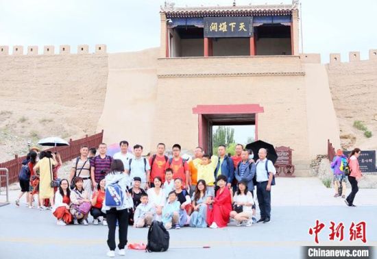 歷經(jīng)數(shù)十載保護(hù)修繕的古老關(guān)城得以延年益壽，成為了海內(nèi)外游客“絲路游”的必經(jīng)打卡地?！「哒?攝