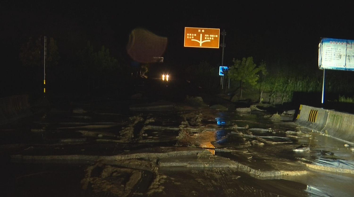 【快訊】慶陽鎮(zhèn)原遭遇暴雨災害 干群連夜搶險救災