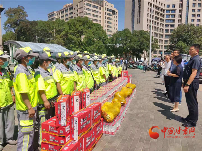 蘭州市城管委攜手愛心企業(yè)慰問(wèn)環(huán)衛(wèi)工人