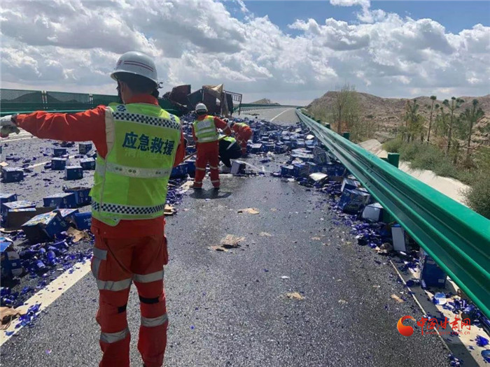 景中高速貨車側(cè)翻啤酒瓶碎一地 高速清障大隊緊急清理防扎胎