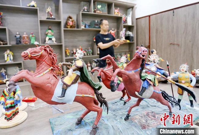 安秋平是成州面塑第五代傳承人，也是當(dāng)?shù)匚ㄒ粓?jiān)守面塑制作的人?！「哒?攝