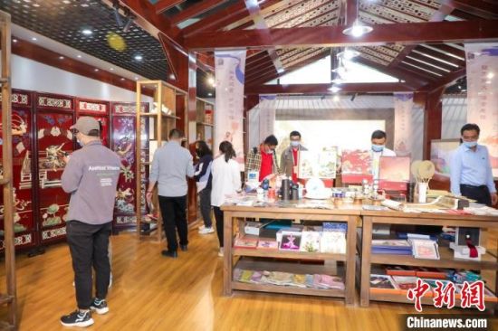 圖為甘肅“一會(huì)一節(jié)”期間，位于敦煌的天水市展館中，民眾觀賞文創(chuàng)產(chǎn)品?！「拭C省文化和旅游廳供圖