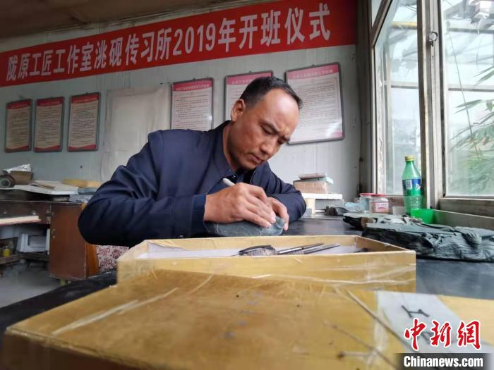 甘肅卓尼洮硯融合文化提升內(nèi)涵：不只一硯一銘，還要一盒一拓