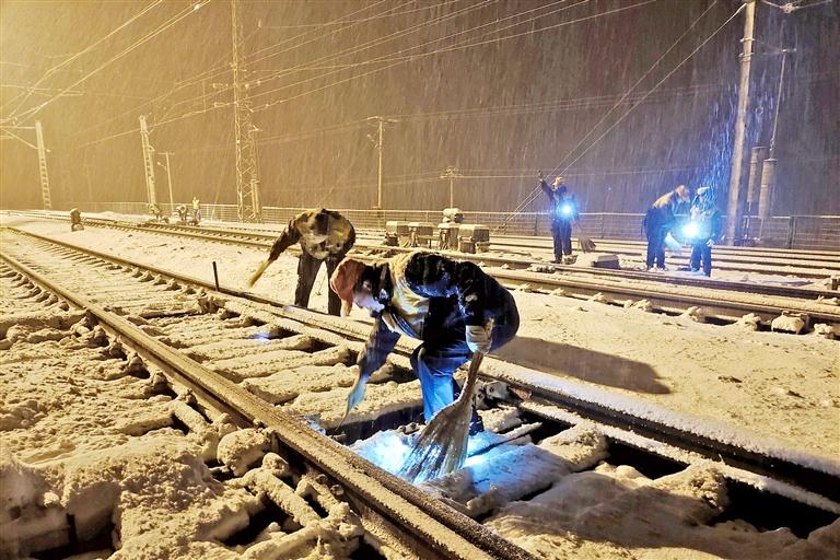 甘肅河西地區(qū)降雪 蘭新鐵路沿線啟動緊急預案