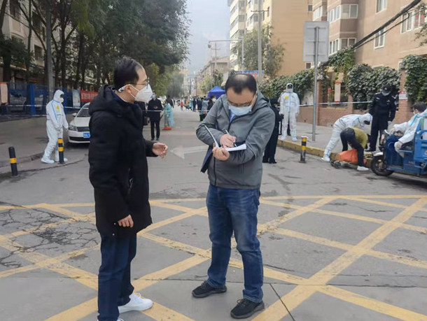 蘭州市紀(jì)委監(jiān)委干部下沉一線詳細(xì)詢問疫情防控情況。.jpg