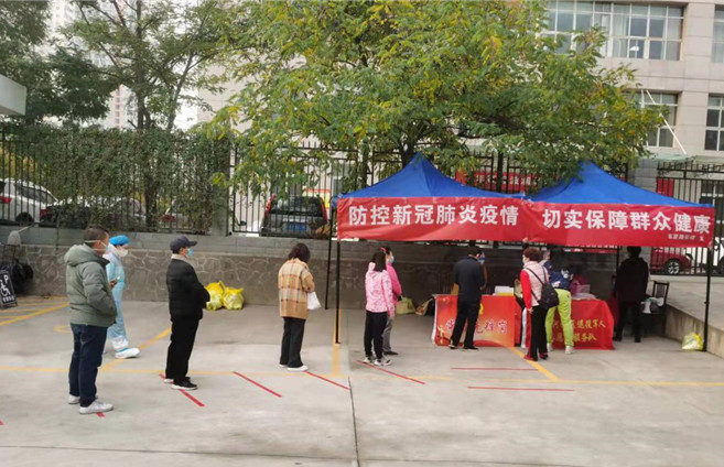 城關(guān)區(qū)紀(jì)委監(jiān)委各監(jiān)督檢查組督促各街道核酸檢測(cè)點(diǎn)落實(shí)“一米線”制度。.jpg
