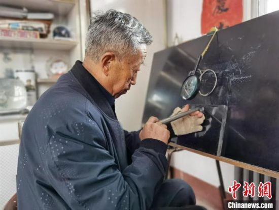 圖為陶世清在創(chuàng)作中?！钅?攝