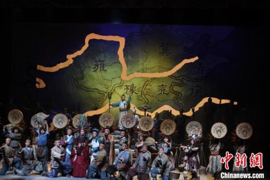 作為隴劇“梅花”，雷通霞在《大禹治水》中甘當(dāng)“綠葉”，該劇推出后，反響十分熱烈。(資料圖) 楊艷敏 攝