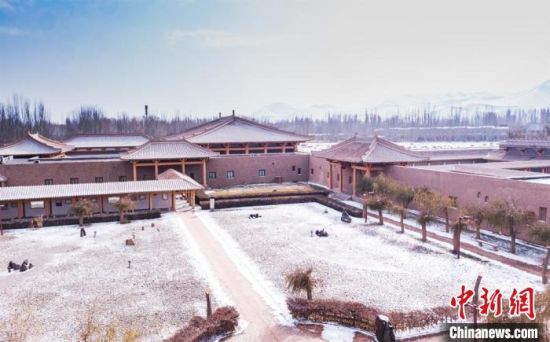 圖為雪落大漠古堡——敦煌山莊?！⊥醣筱y 攝
