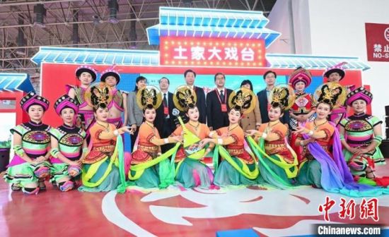 11月26日，“甘肅團”在首屆中國(武漢)文化旅游博覽會展區(qū)的“土家大戲臺”，與“湖北團”互訪交流?！「拭C省文化和旅游廳供圖