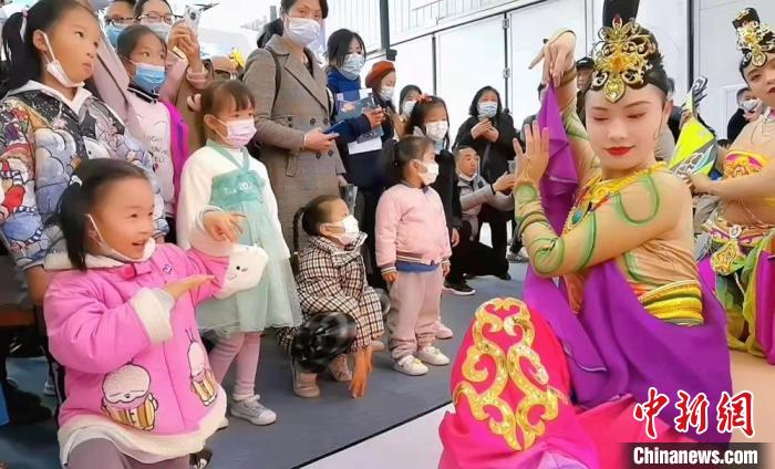 圖為敦煌舞者在湖北武漢文旅博覽會展區(qū)，教當(dāng)?shù)匦∨笥讯鼗臀栉枳恕?資料圖) 甘肅省文化和旅游廳供圖