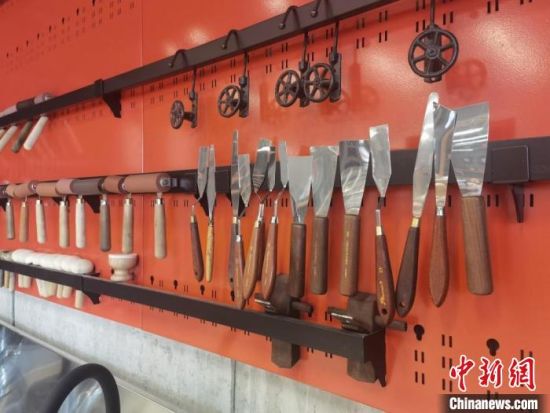 圖為徐晉林制作雕版敦煌壁畫所用工具?！￠Z姣 攝