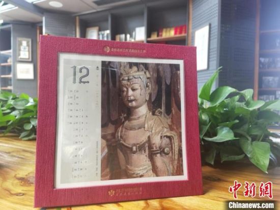 圖為徐晉林制作的敦煌題材的手工書《走進(jìn)沙漠敦煌——莫高窟與藏書票藝術(shù)》，深受讀者喜愛?！￠Z姣 攝