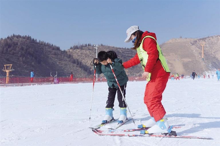 致敬白衣戰(zhàn)士 暢享滑雪樂趣 蘭州安寧滑雪場向全市醫(yī)護人員免費開放