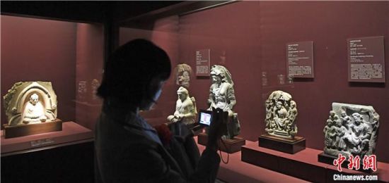 2018年8月，《平山郁夫的絲路世界——平山郁夫絲綢之路美術(shù)館文物展》在甘肅敦煌莫高窟開(kāi)展。中新社記者 楊艷敏 攝