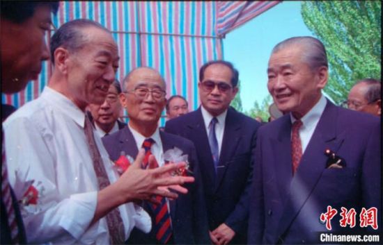 1994年8月，時(shí)任日本首相竹下登(右一)與時(shí)任敦煌研究院院長(zhǎng)段文杰在莫高窟親切交談。中新社發(fā) 婁婕 供圖